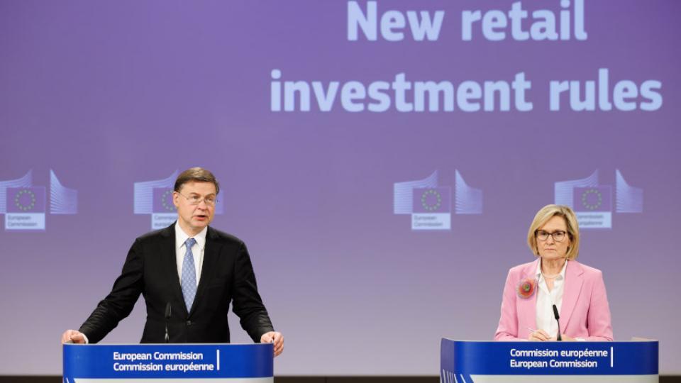 Vicevoorzitter van de Europese Commissie Valdis Dombrovskis en EU-commissaris voor financiële diensten Mairead McGuinness kondigen het pakket voor particuliere beleggers aan. Foto: Europese Commissie.