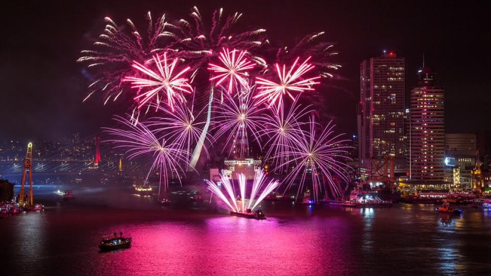 Met vuurwerk het jaar uit 