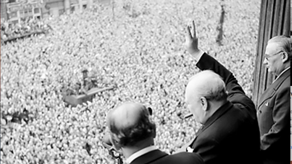 Winston Churchill viert overwinning 