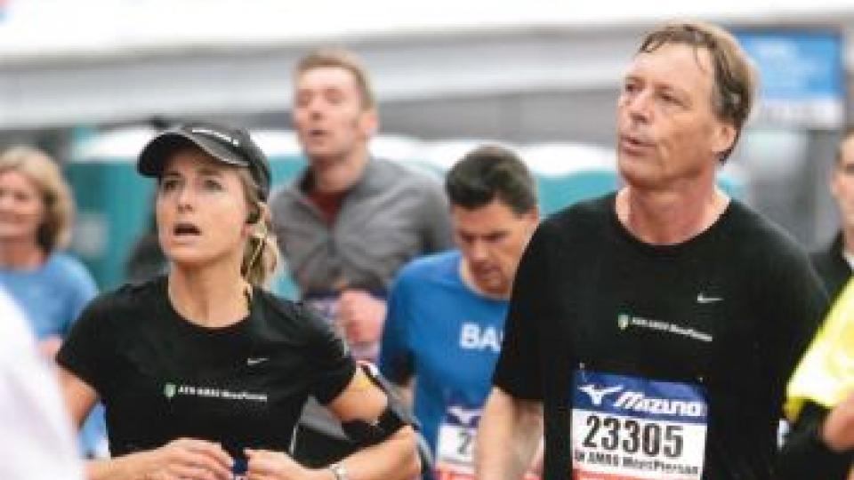 Silvia Zonneveld en Jos ter Avest van ABN Amro MeesPierson tijdens de halve marathon van Amsterdam