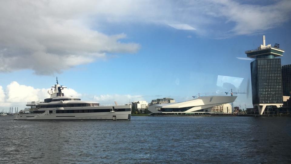 Motorjacht op het IJ, Amsterdam 