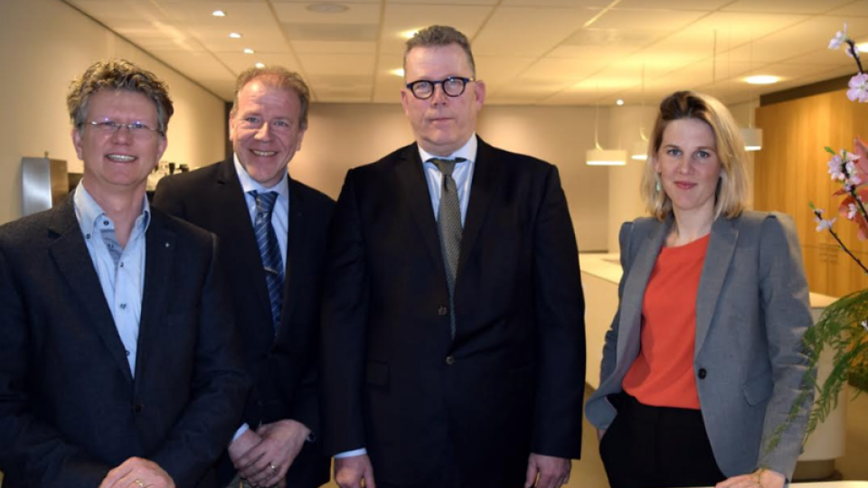 Pieter Bas Schoe en Robert de Jonge (BPL),  Erik Bakker en Sabine van Gompel (Blue Sky Group)