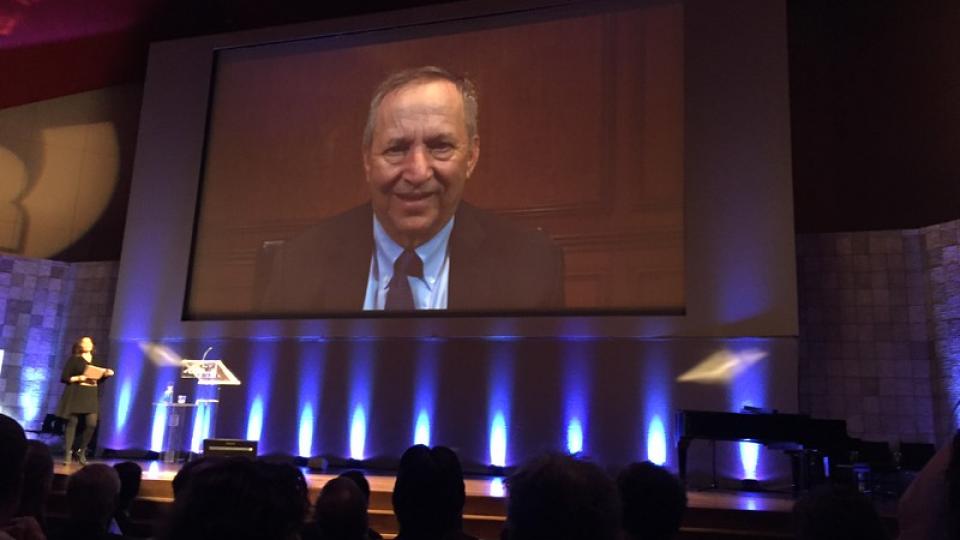 Larry Summers tijdens een videoconferentie 