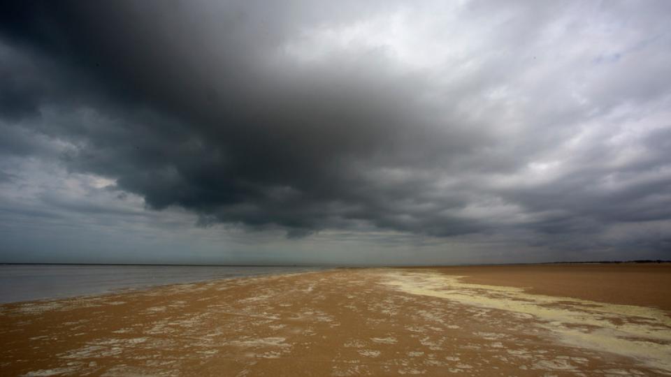 Donkere wolken aan de kust