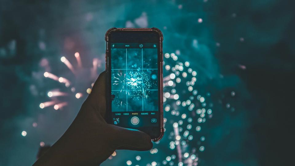 Vuurwerk gefilmd met iphone, foto door Jules PT via Unsplash