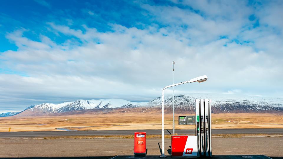 Benzinestation, foto door Khamkéo Vilaysing via Unsplash