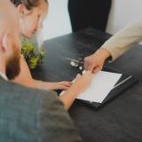 Contract tekenen, foto door Annika Wischnewsky via Unsplash